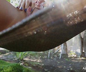 Abigail mac onanizuje relaks na hamaku